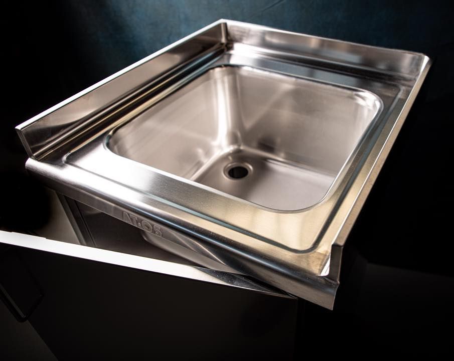 Un lavello in acciaio inox con un cassetto sottostante