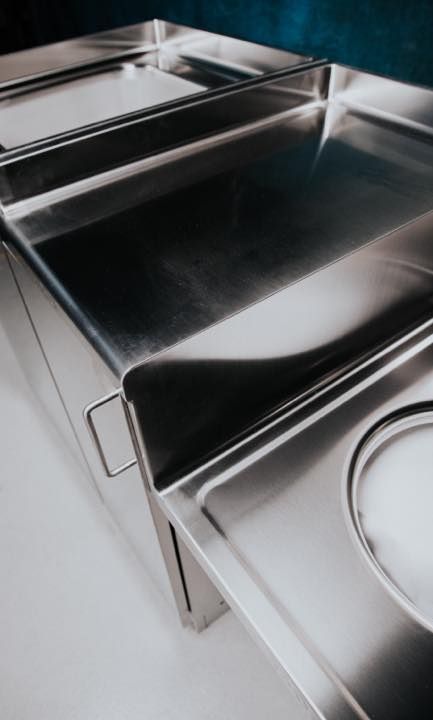 Un primo piano di un lavello in acciaio inossidabile in una cucina.