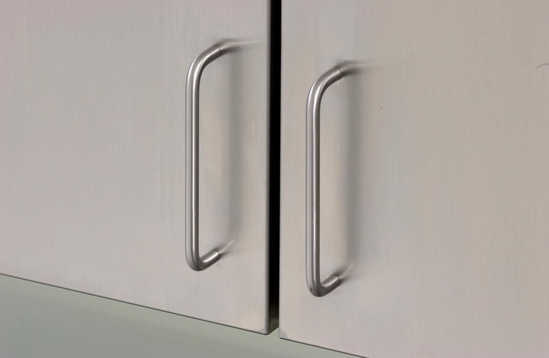 Primo piano di un'anta di un mobile con maniglie in acciaio inossidabile.