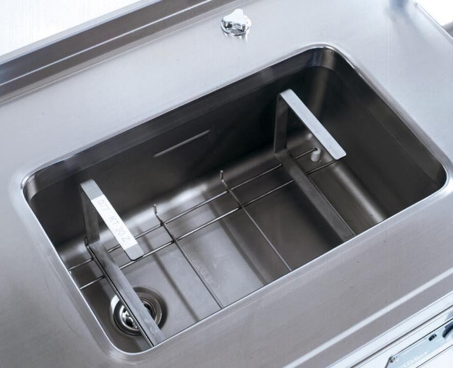 Un lavello da cucina in acciaio inox con scarico