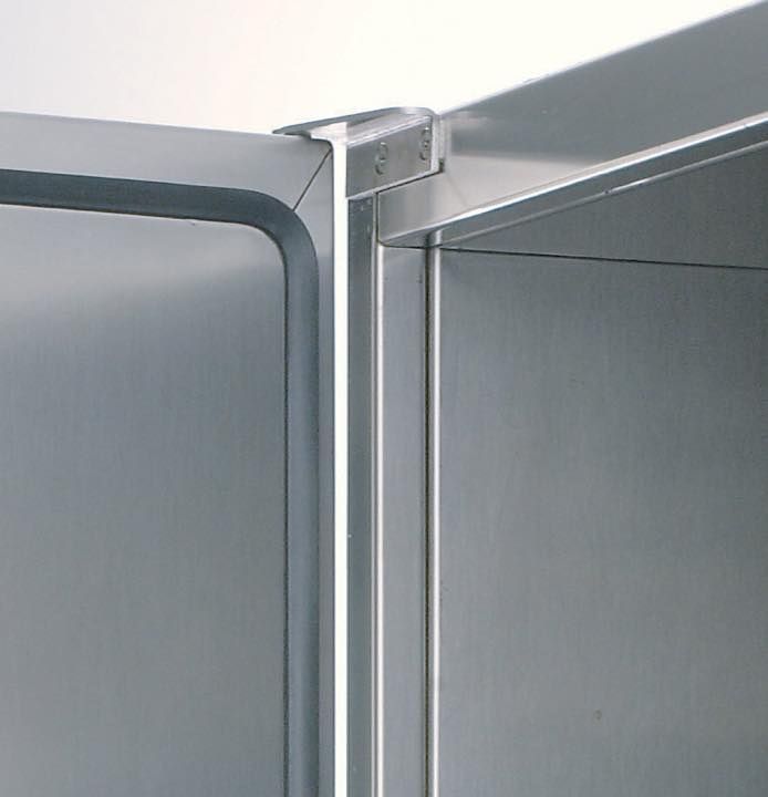 Un primo piano di un mobile in acciaio inossidabile con uno sfondo bianco