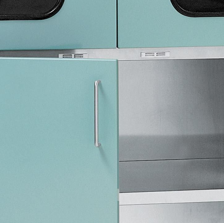 Un primo piano di un mobile da cucina con la porta aperta