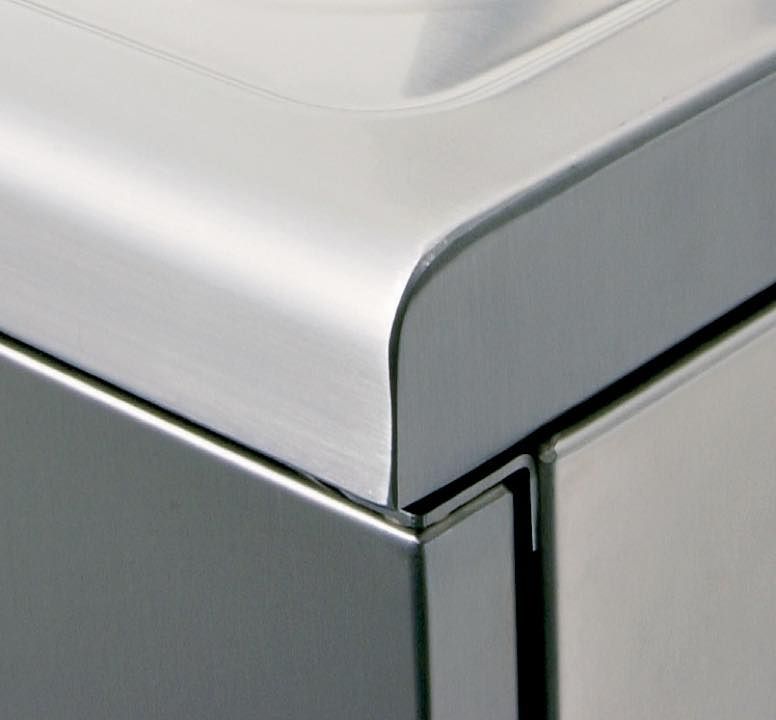 Un primo piano di un piano di lavoro in acciaio inossidabile