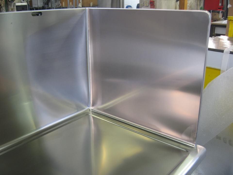 Un primo piano di un lavello in acciaio inossidabile in una cucina.