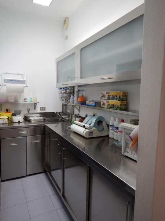 Una cucina con mobili in acciaio inox e una macchina che dice tetra