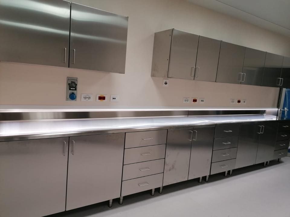 Una cucinada lavoro con mobili e cassetti in acciaio inox