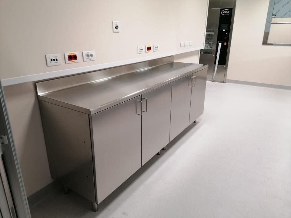 Bancone in acciaio inossidabile al centro di una stanza.