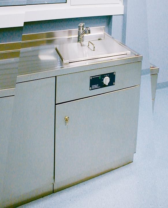 Un mobile in acciaio inossidabile con un lavandino sopra