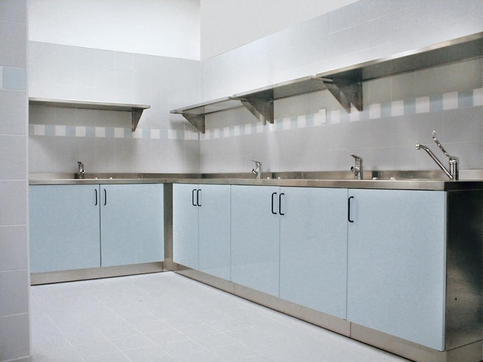 Una cucina con mobili blu e un lavello in acciaio inossidabile