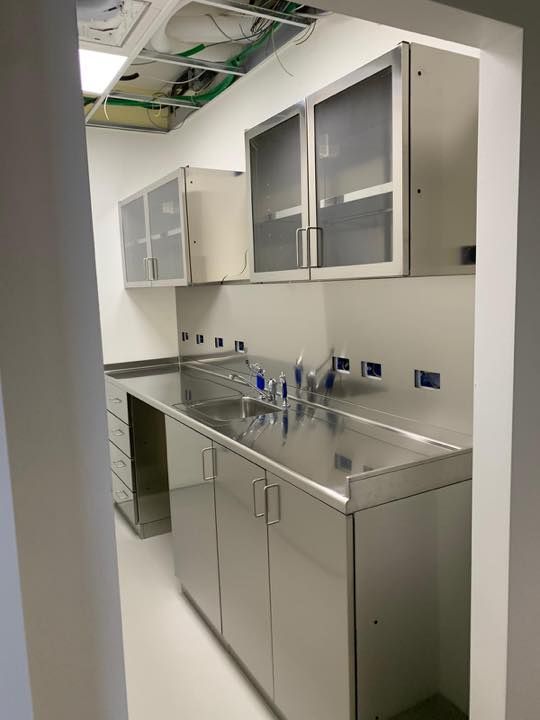 Una cucina con mobili in acciaio inox e un lavello