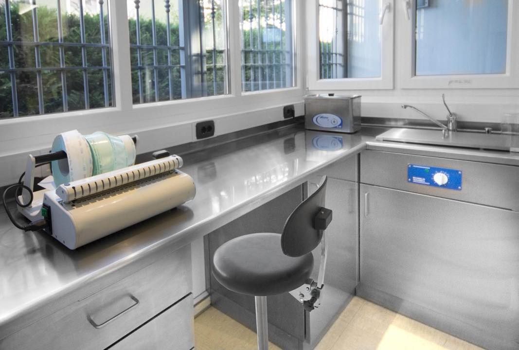 Una cucina con piano di lavoro in acciaio inox e lavello.