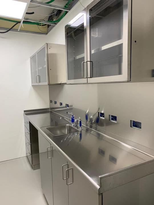 Una cucina con mobili in acciaio inox e un lavello.