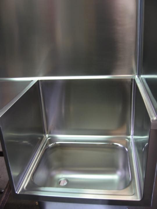 Un lavello in acciaio inossidabile è posizionato all'interno di un mobile in acciaio inossidabile.