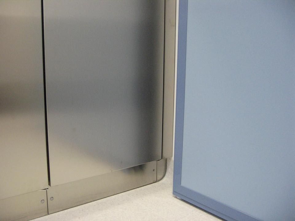 dettaglio zoccolo su misura per ambienti igienici