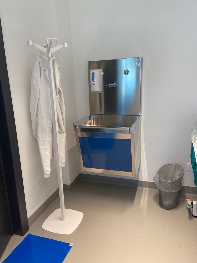 arredo in acciaio e colorazione blu