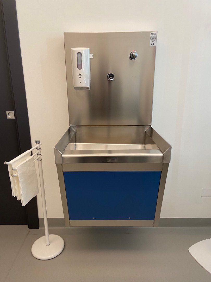 lavello sospeso per chirurghi