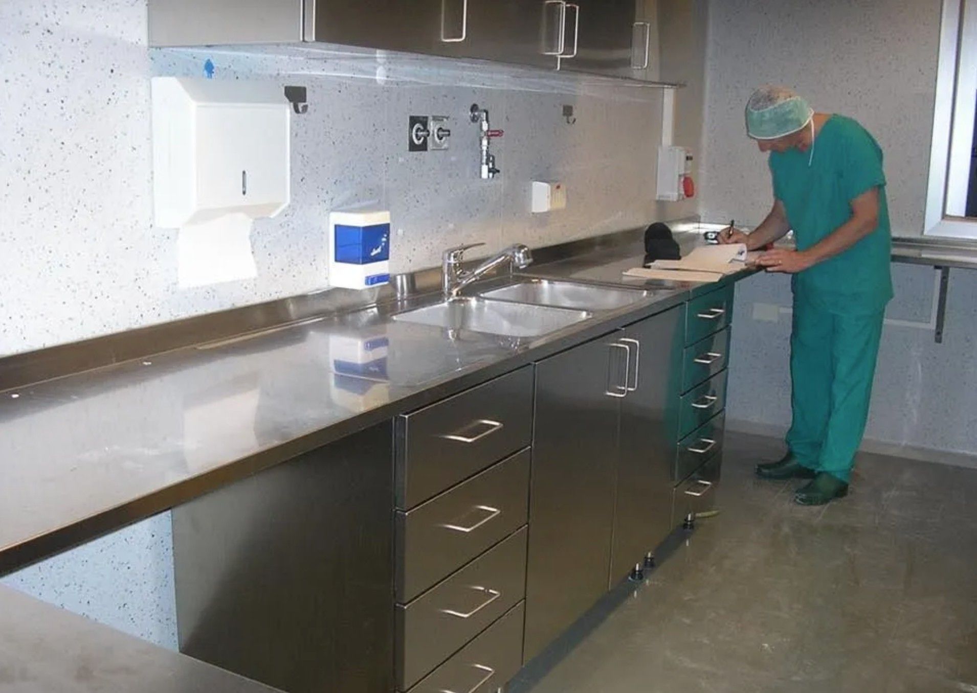 Gli standard igienico-sanitari per ospedali e laboratori: il ruolo dell’acciaio inox AISI 304 – Qua