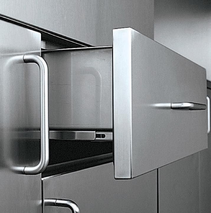 Un cassetto in acciaio inox con maniglia