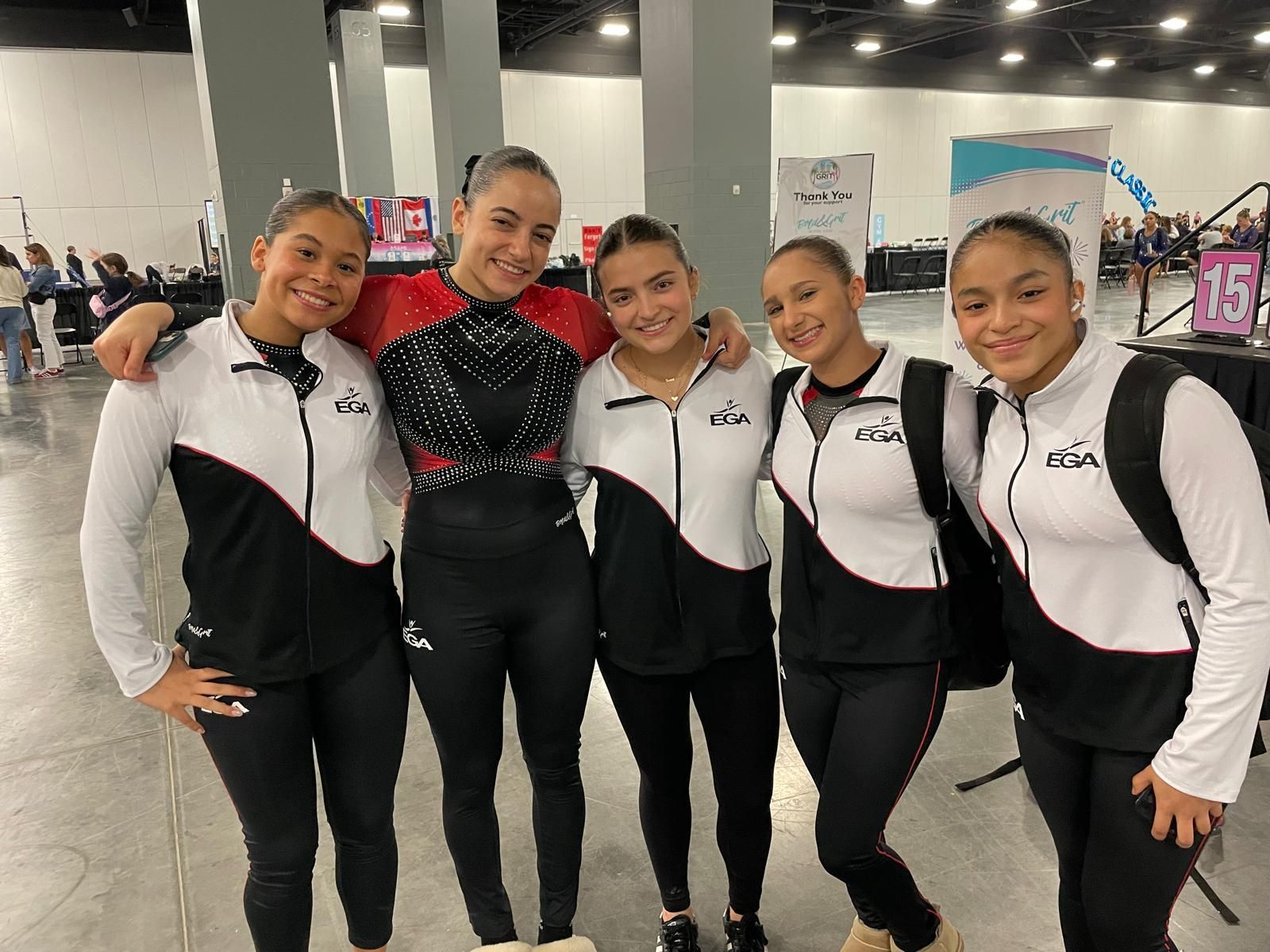 Un grupo de mujeres jóvenes posan para una fotografía juntas.