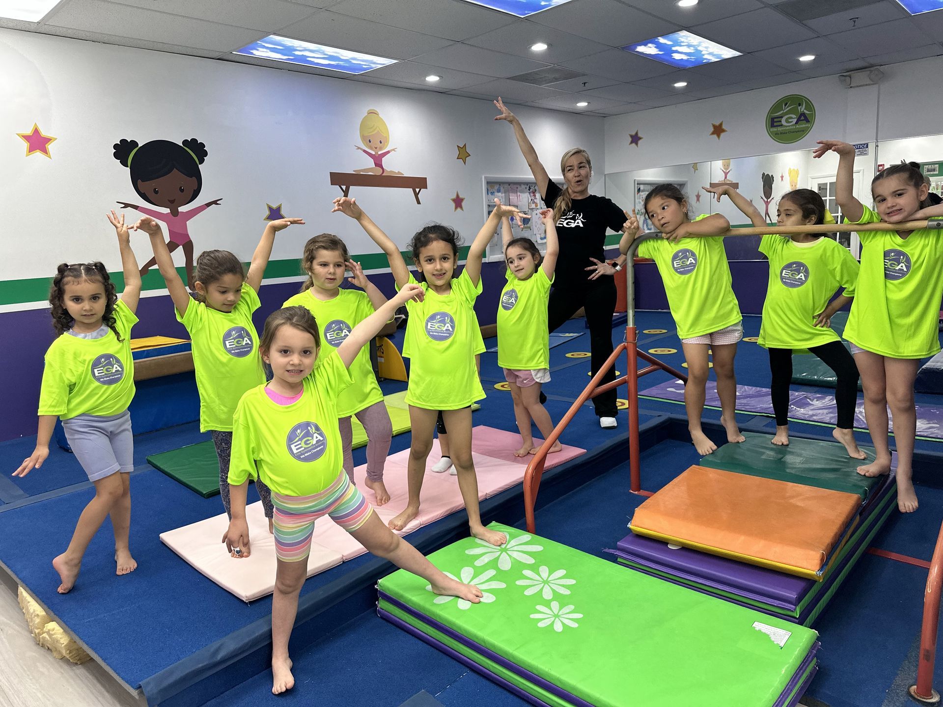 Un grupo de chicas jóvenes posan para una foto en un gimnasio.