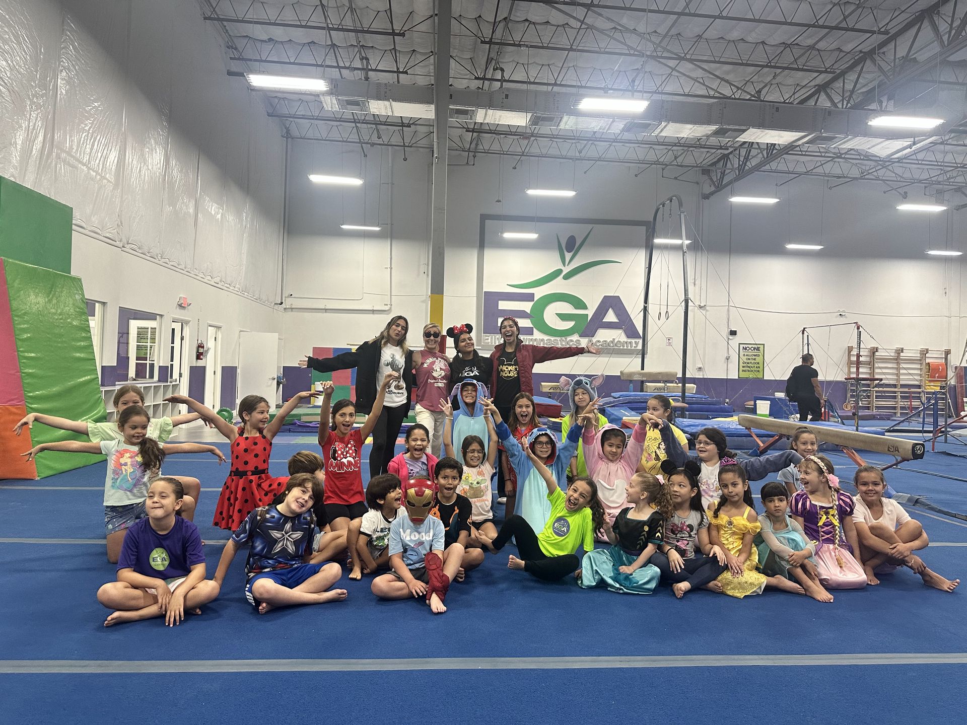 Un grupo de niños posa para una fotografía en un gimnasio.