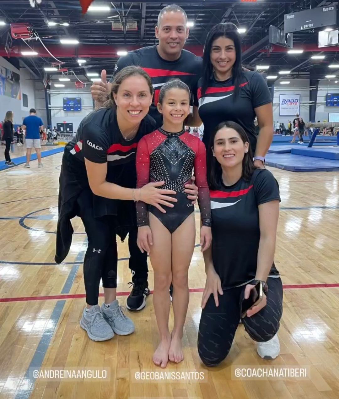 Un grupo de personas posa para una fotografía en una cancha de baloncesto.
