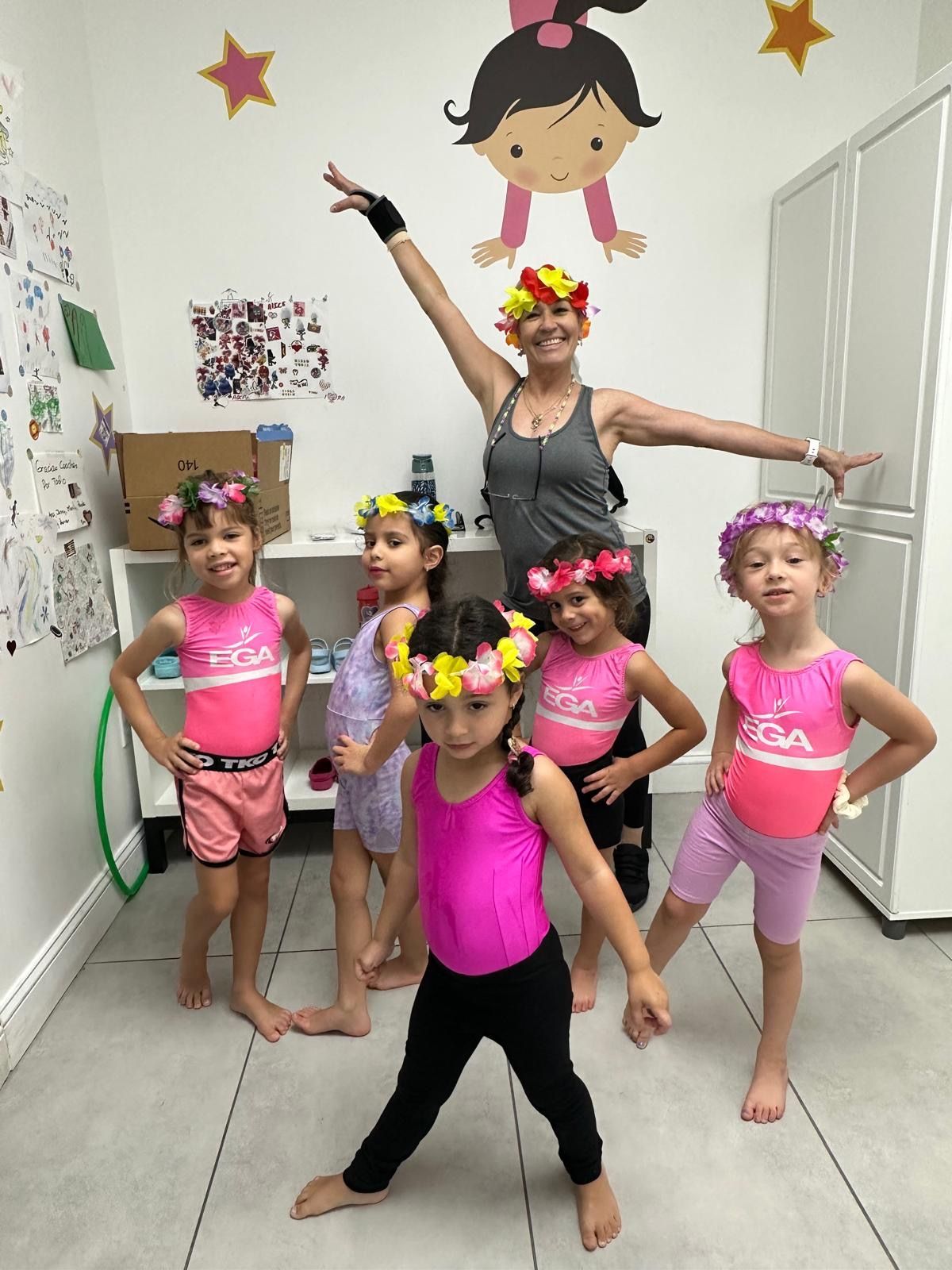 Un grupo de jóvenes que llevan coronas de flores posan para una fotografía.