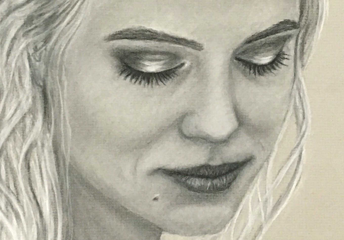 zwart-wit tekening van een mooi blond meisje