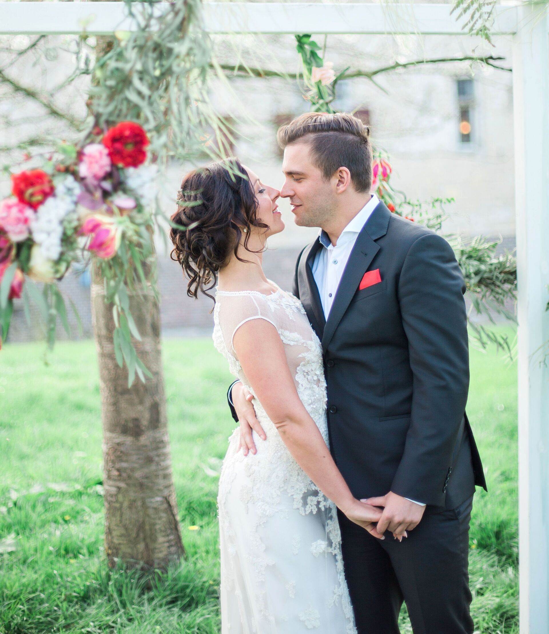 Vintage bruidsstyling met bruidsvisagie op trouwlocatie