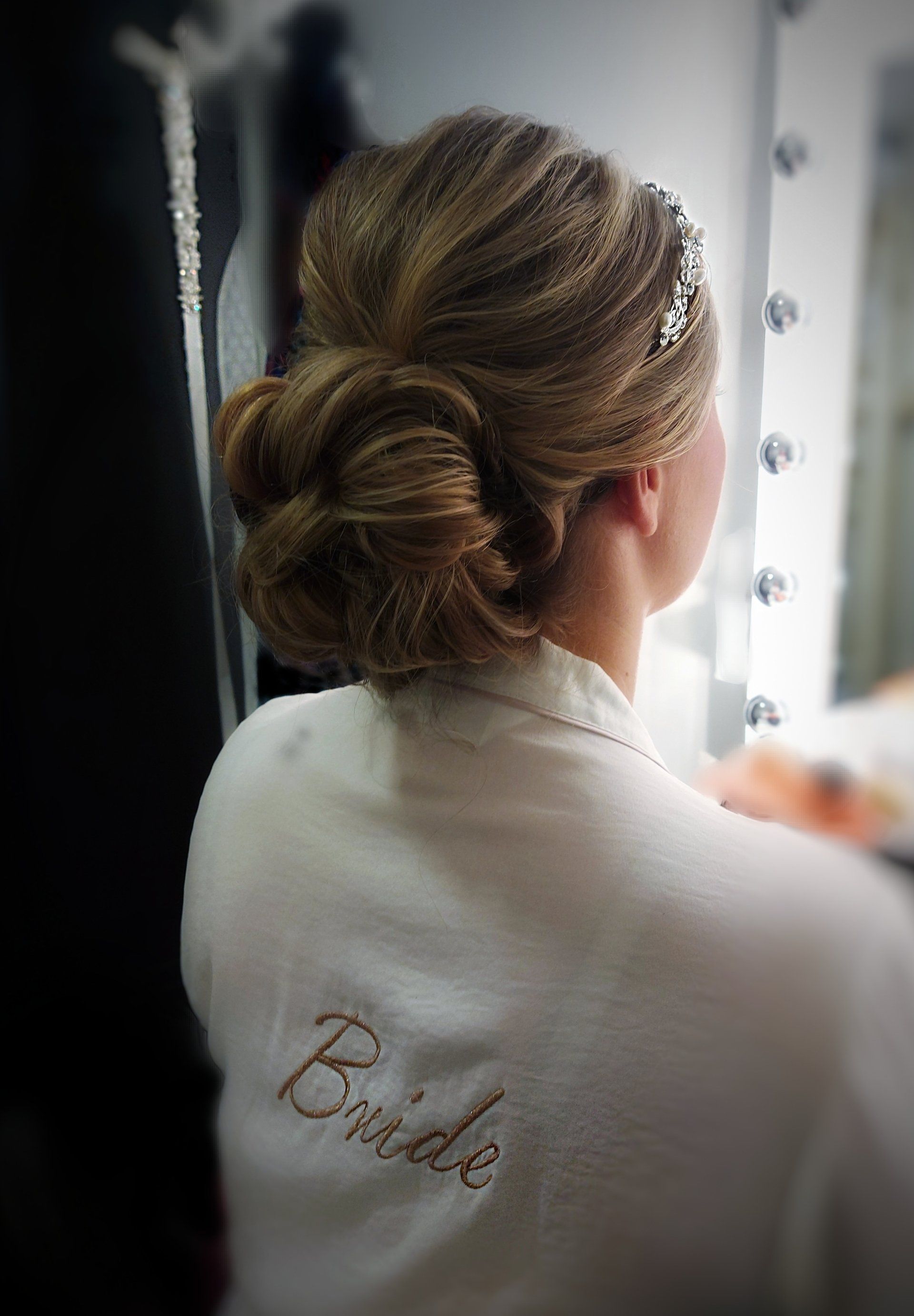 Chique bruidskapsel voor de klassieke bruid, laag opgestoken 