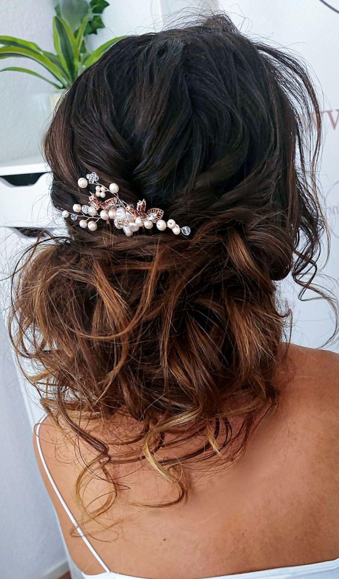 Romantische en moderne bruidskapsel laag opgestoken voor een klassieke en moderne bruid