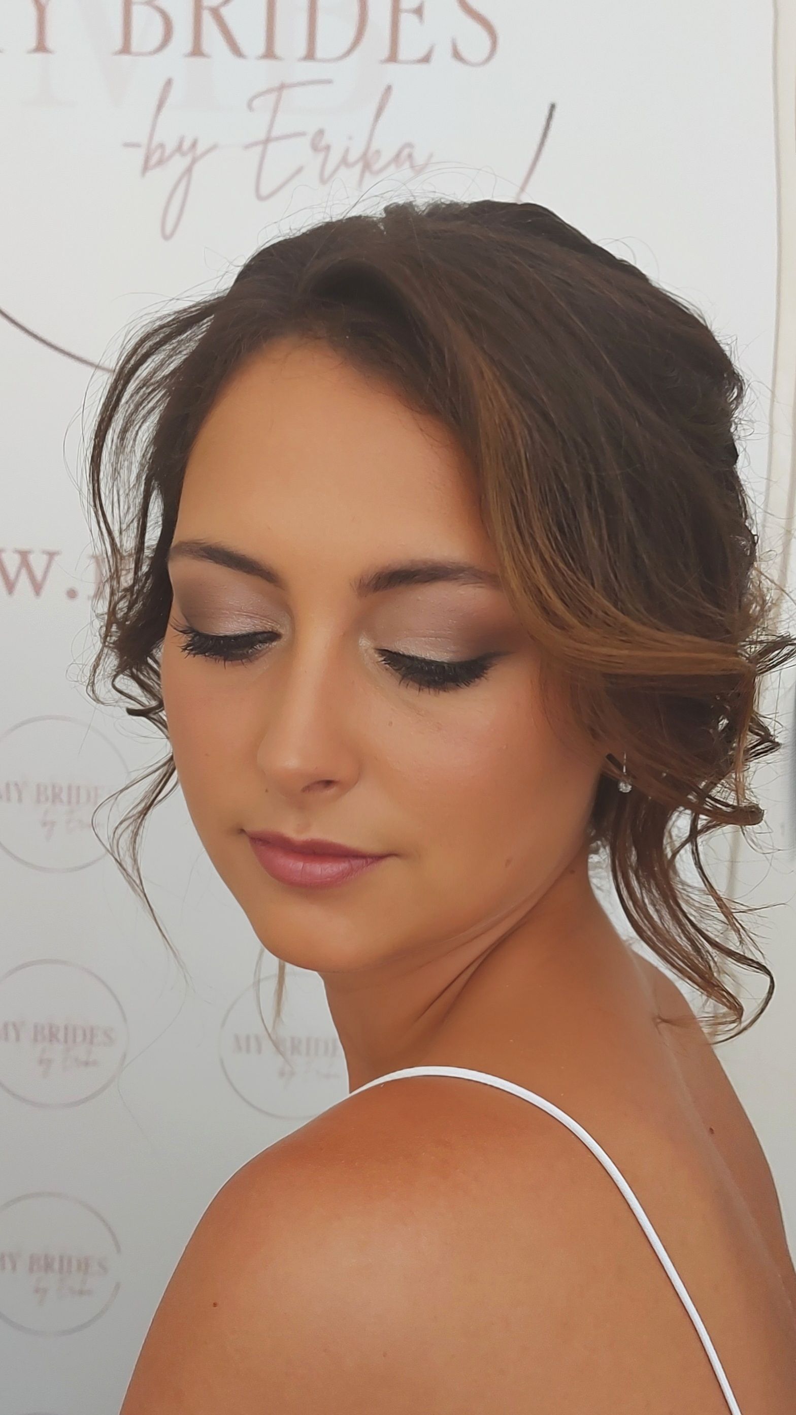 Matte oogmake-up look voor een bruid met een zacht getinte huid