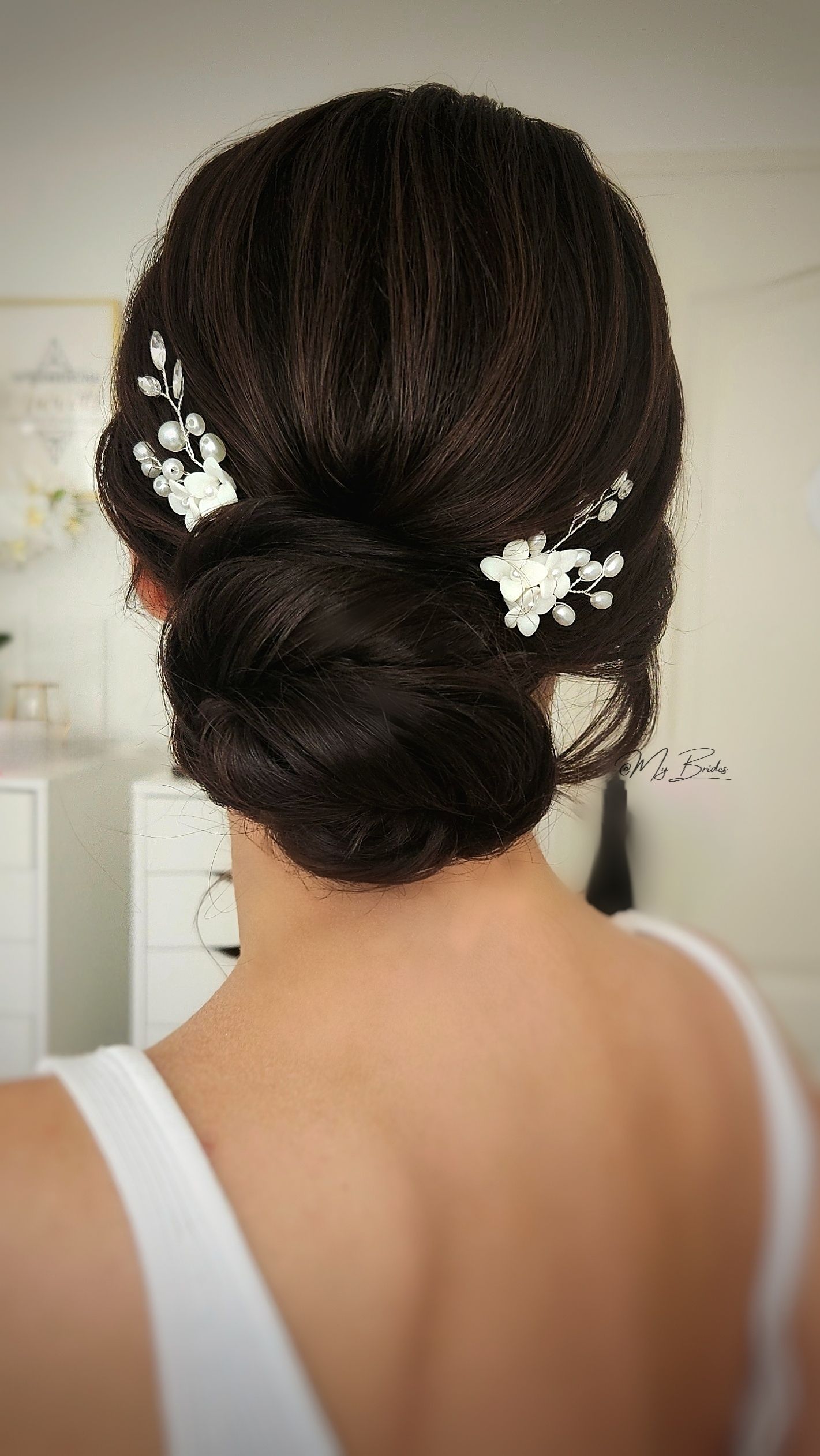 Bruidskapsel voor klassieke en moderne 
bruiden met donker haar en met passende haaraccessoires
