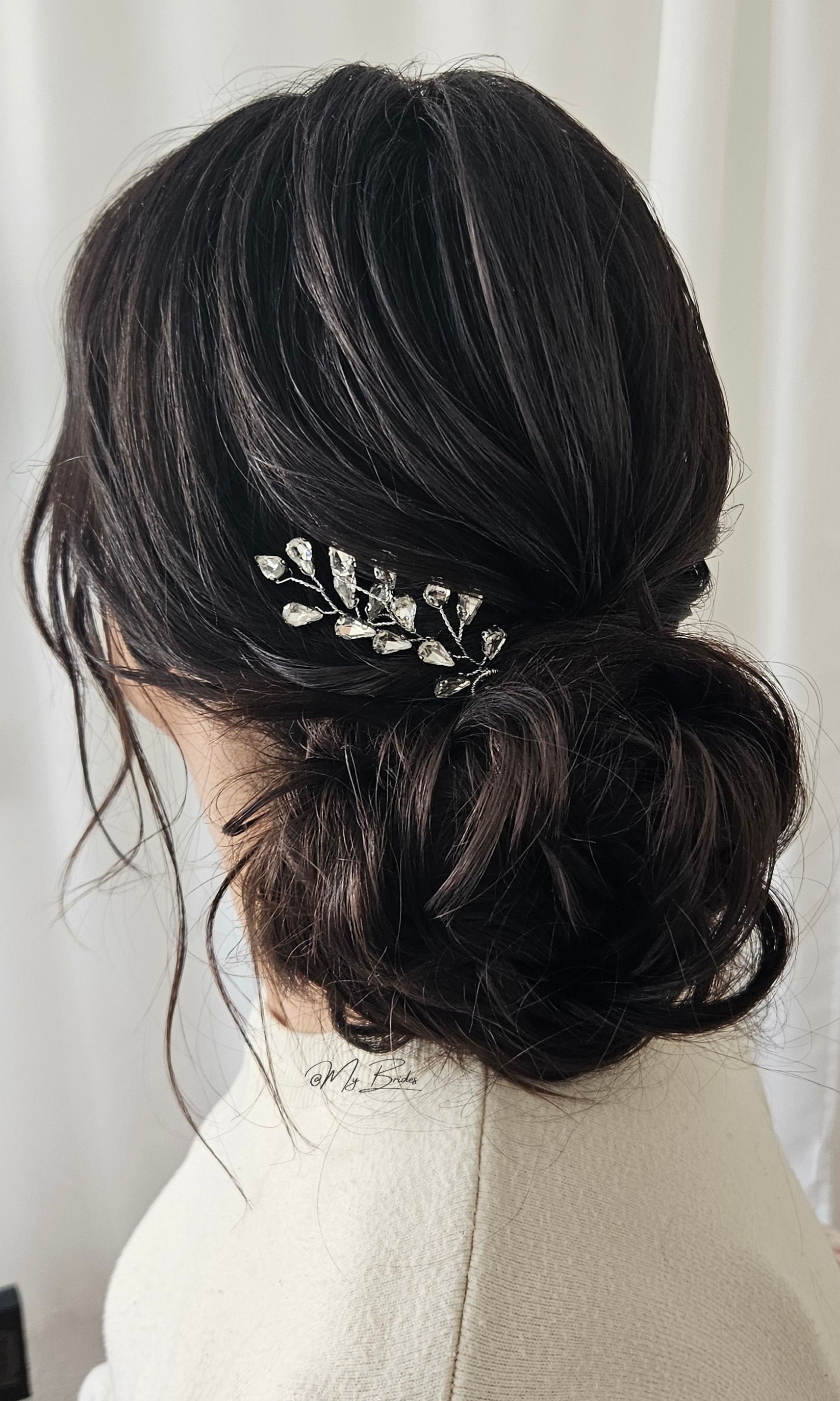 Bruidskapsel lage knot voor een moderne of klassieke bruid.