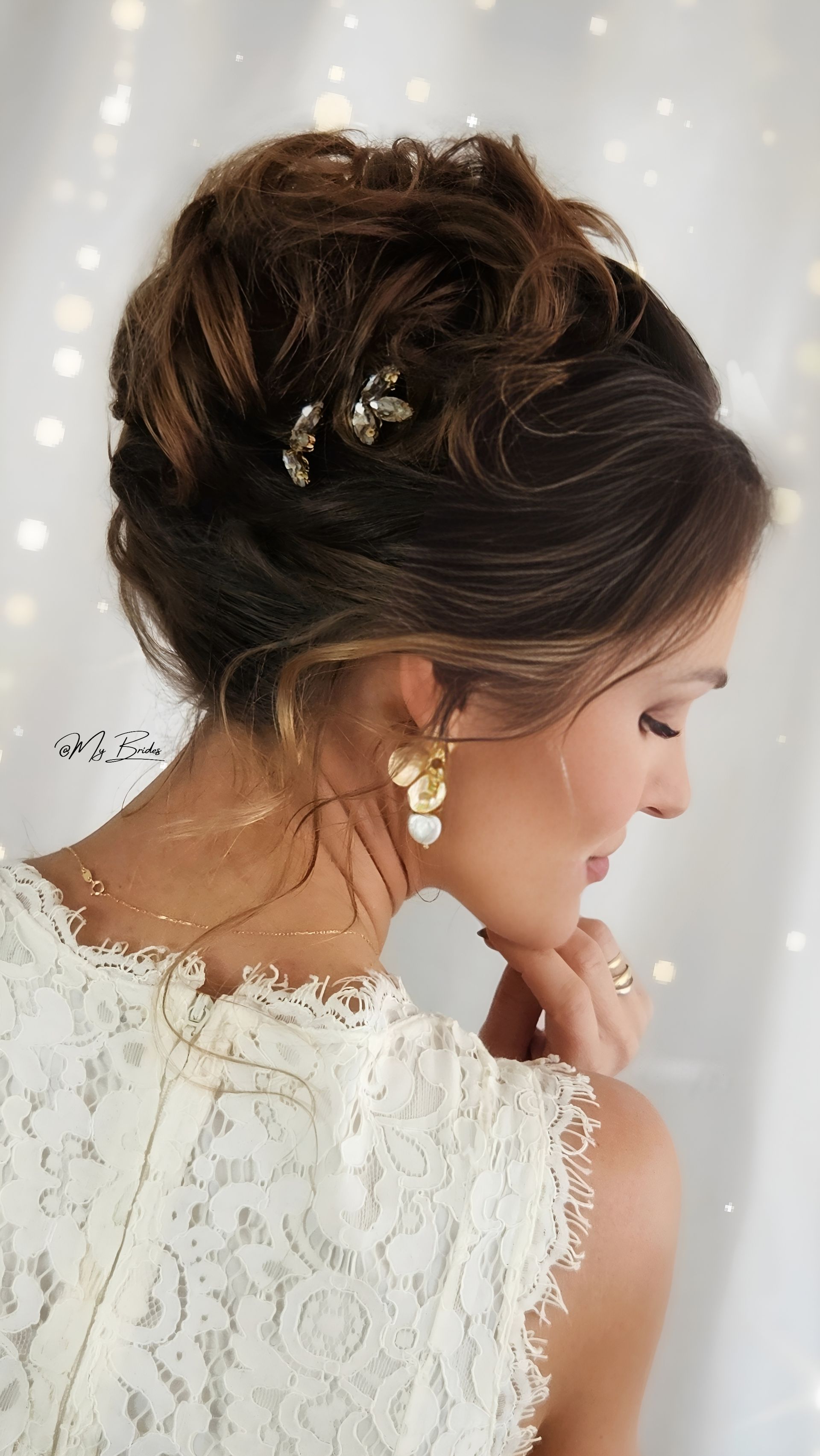 bruidskapse,l hoog opgestoken in een moderne stijl 