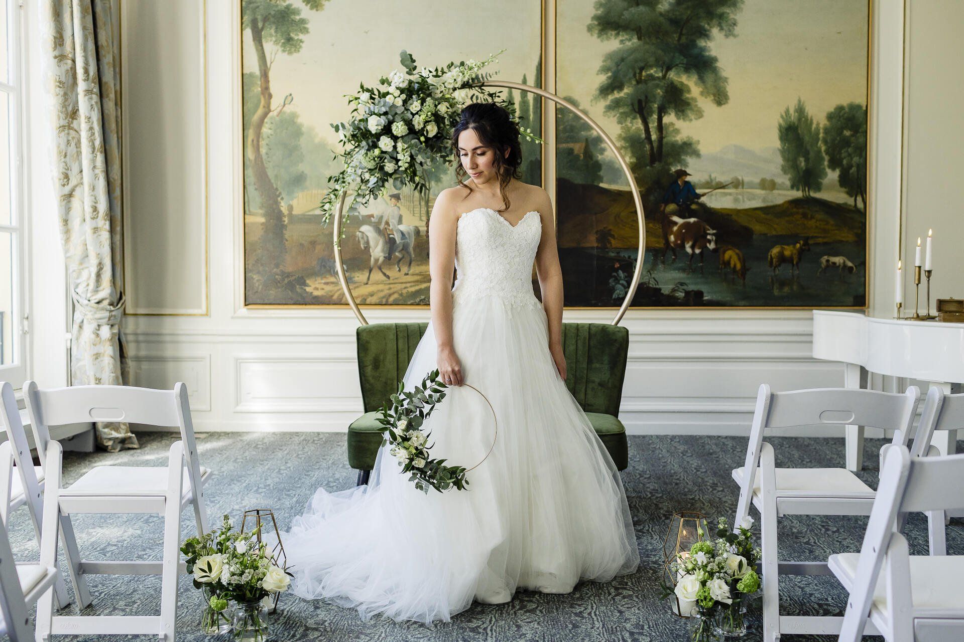 Bruid in wit op trouwlocatie 