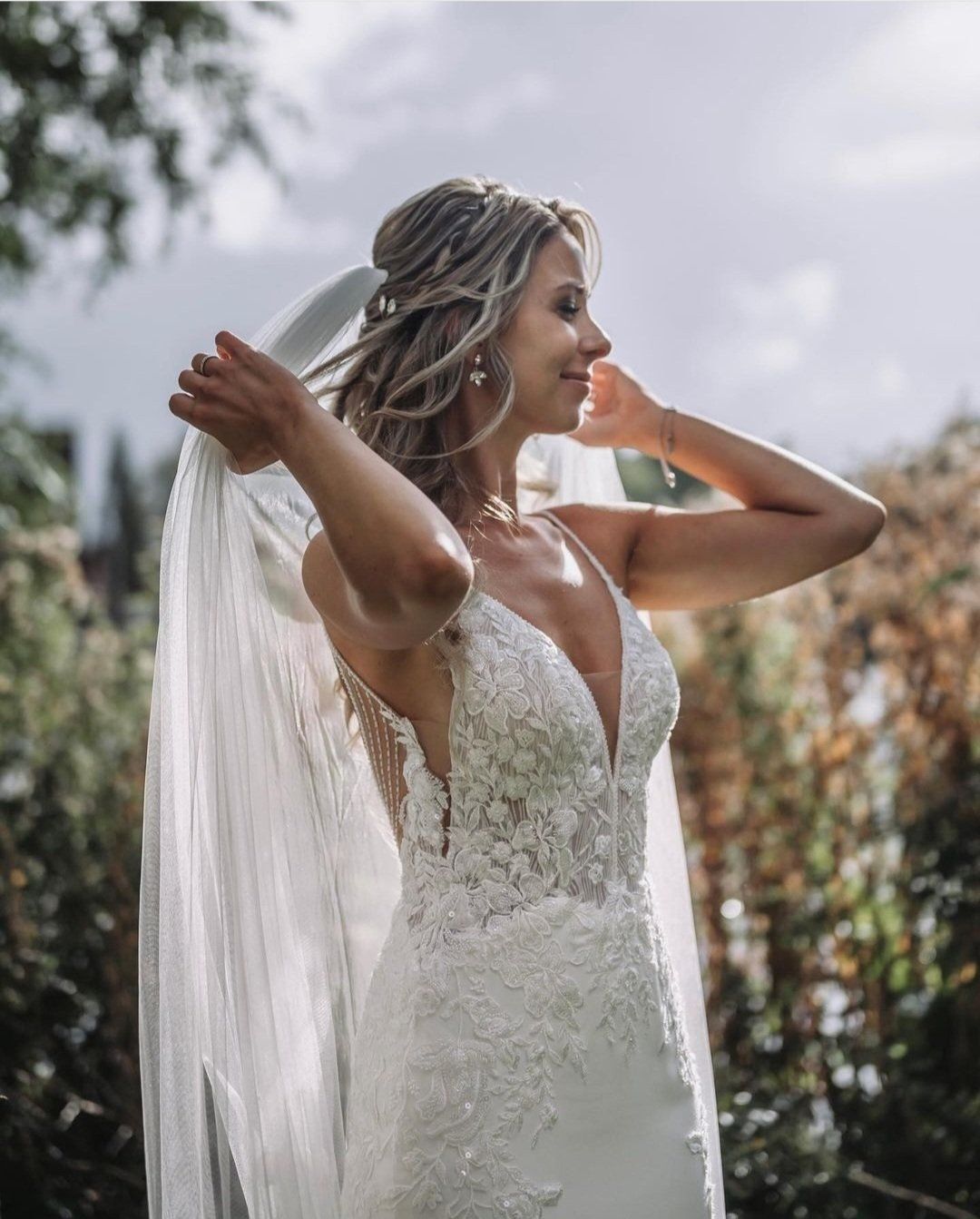 Bruid met half opgestoken bruidskapsel en sluier in Dordrecht