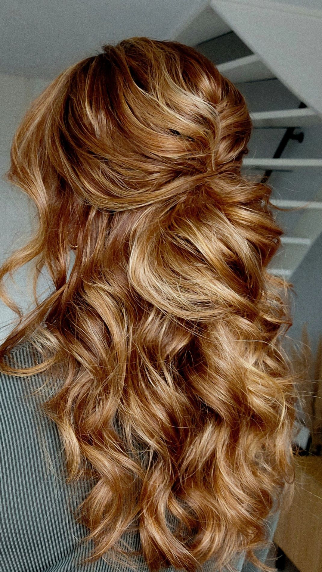 Bruid met half opgestoken kapsel en zacht golvend haar