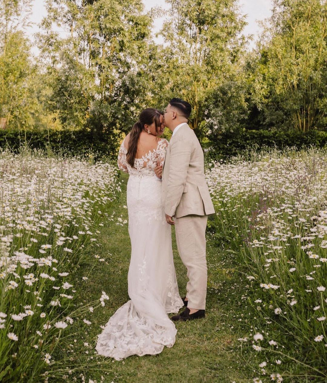 Bruidstyling, bruid met paardenstaart op trouwlocatie in Brabant