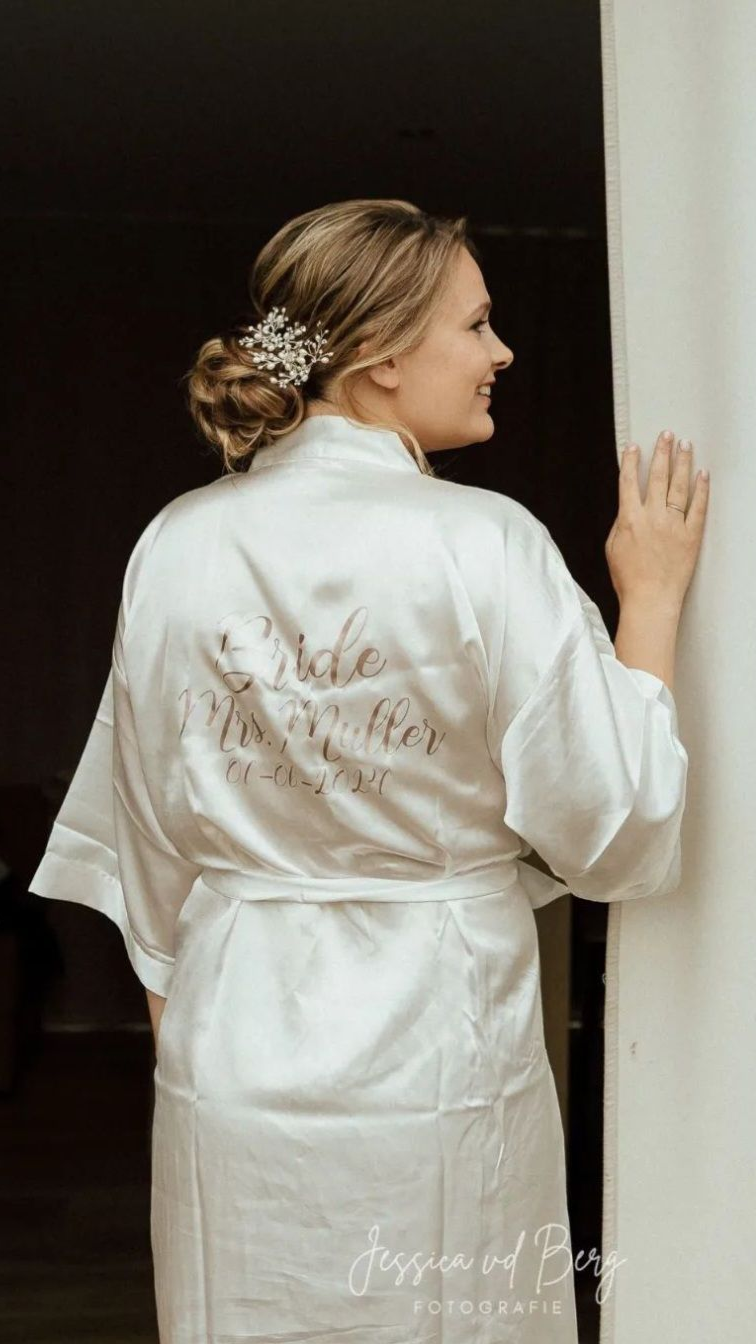 Bride to be  met een laag opgestoken knot met haarsierraad