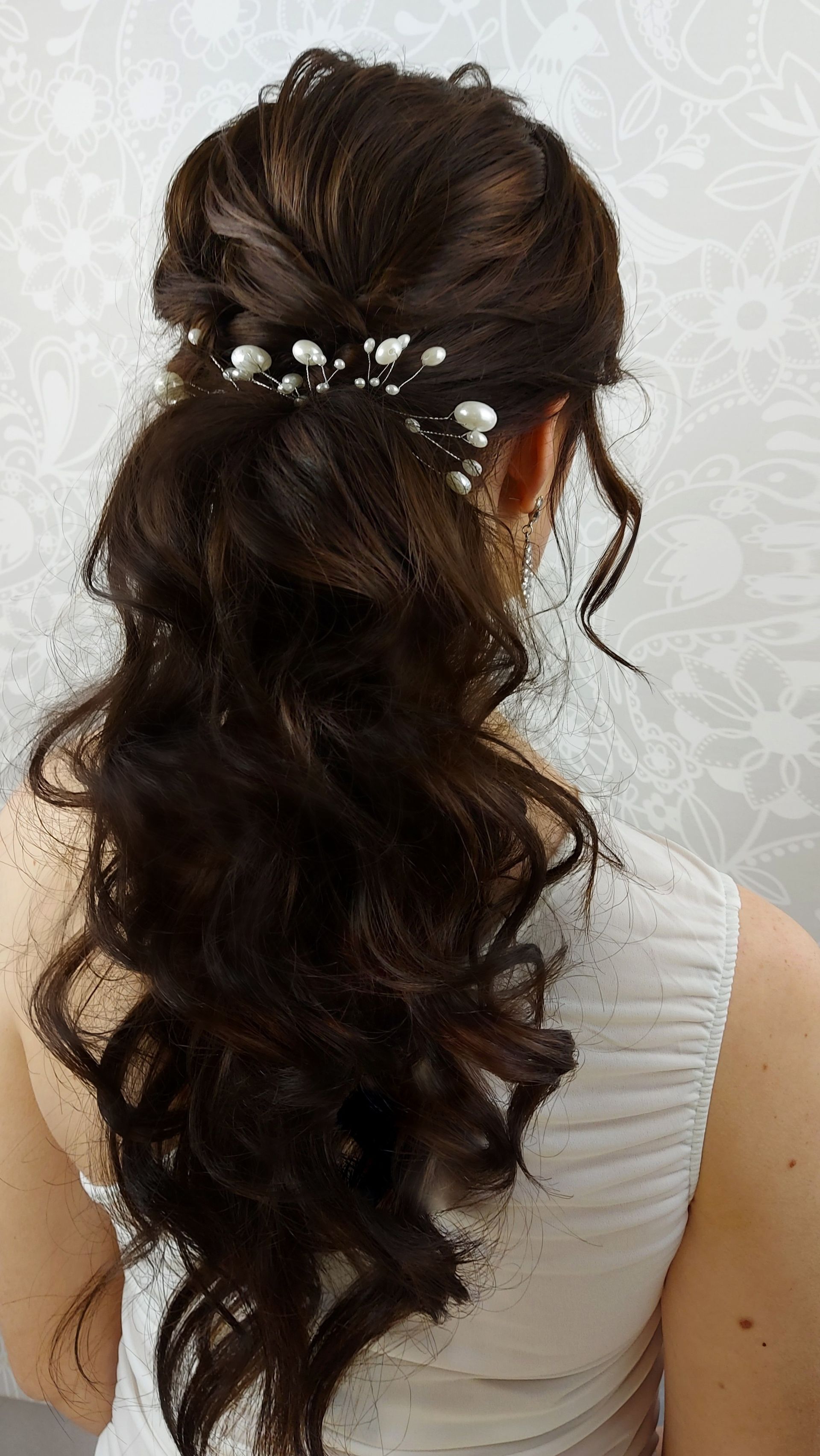 Bruidskapsel met haarsieraden als volle staart voor de moderne bruid met lang haar