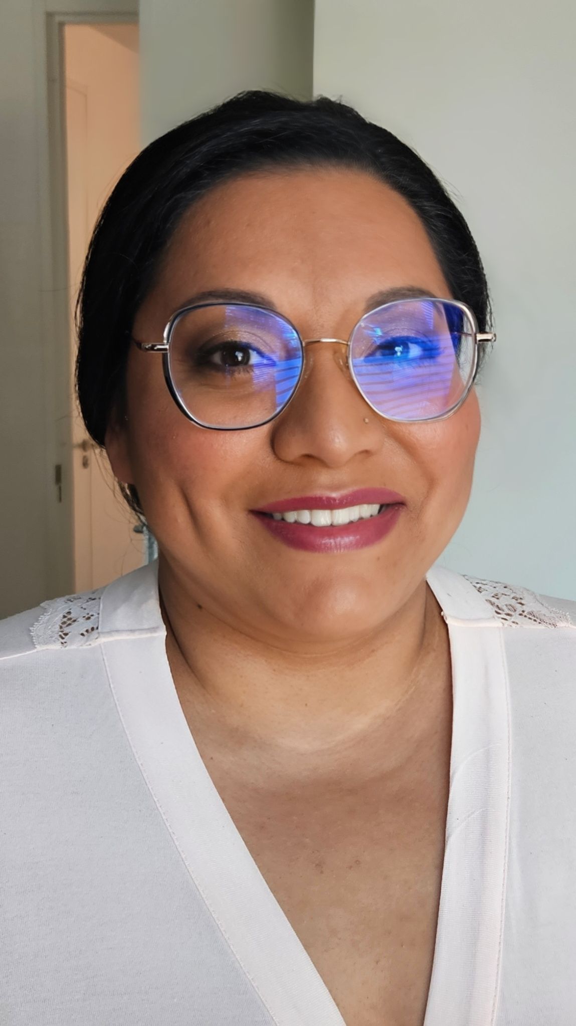 Bruidsvisagie voor de getinte bruid en een bruid met bril