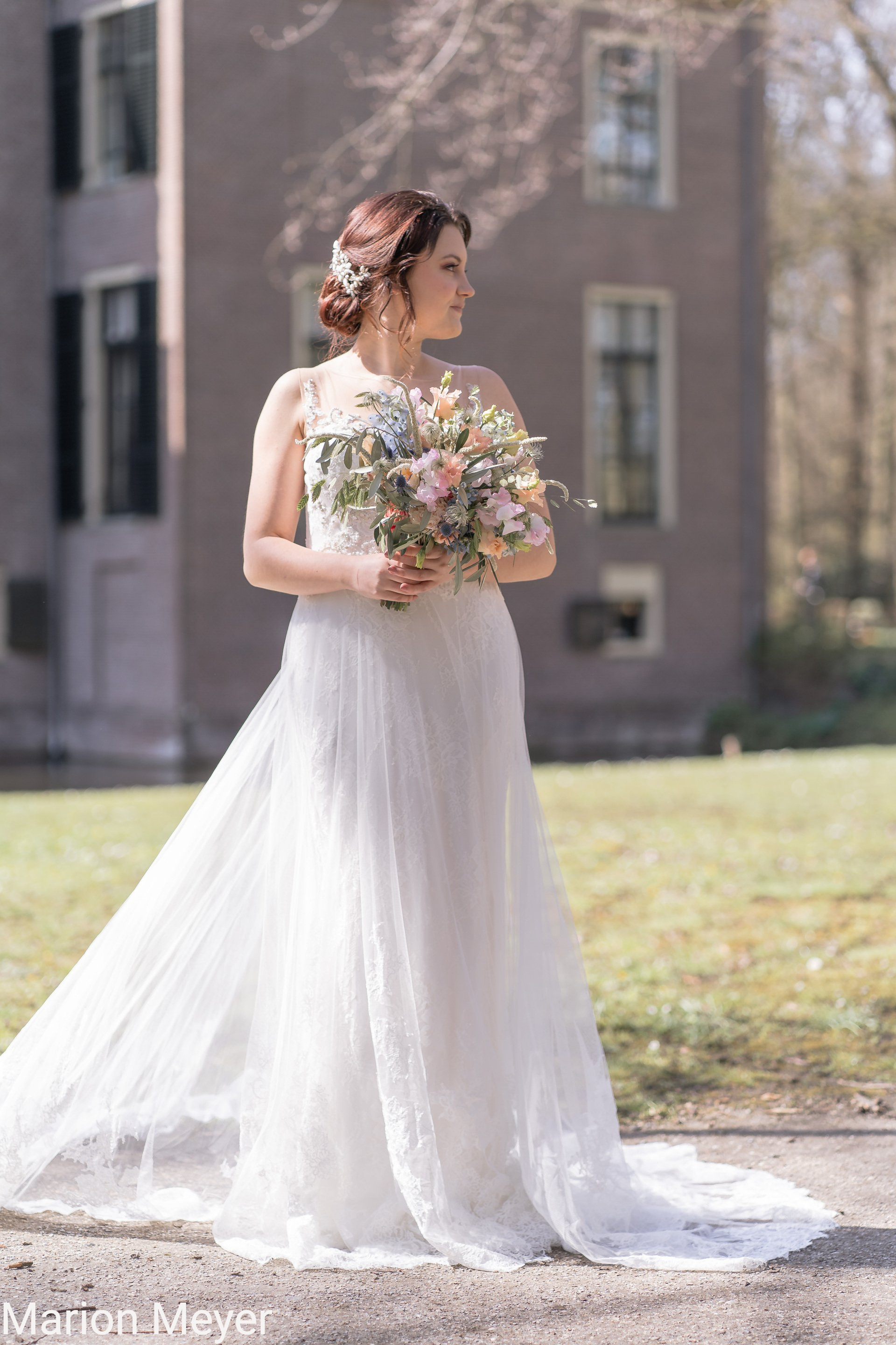 Een vintage bruid met natuurlijke bruidsvisagie en opgestoken bruidskapsel