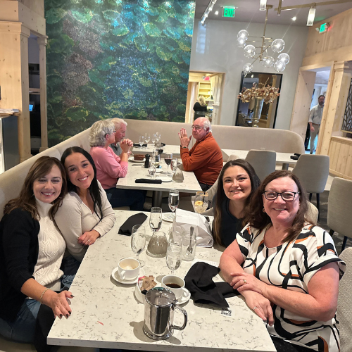 A group of people are sitting at a table in a restaurant.