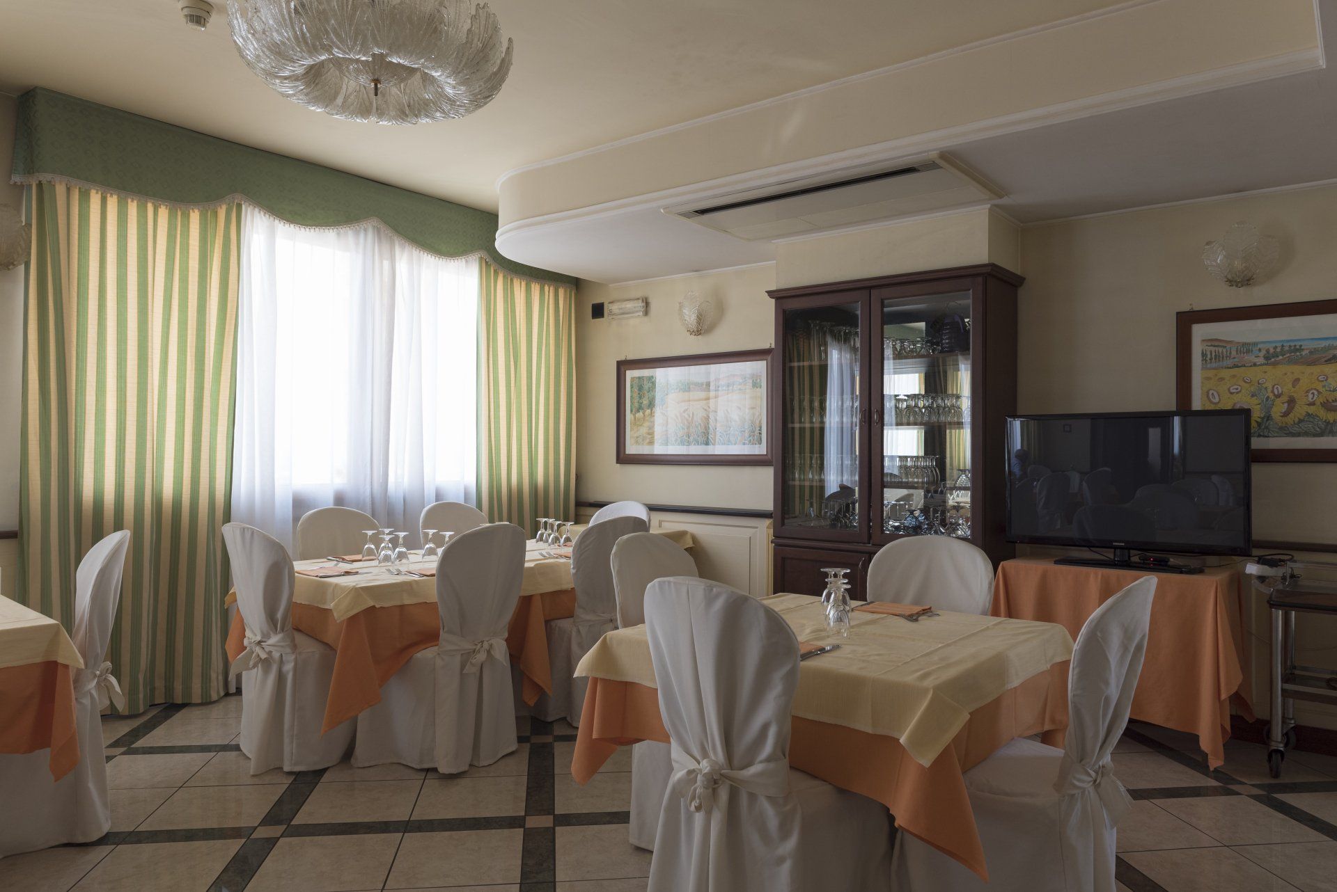 Sala da pranzo hotel ristorante Stella 2000 a Olbia