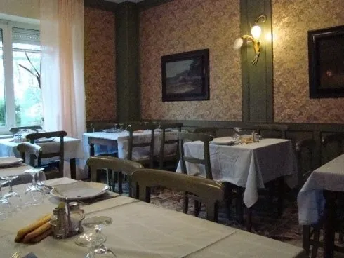tavoli apparecchiati ristorante a mondovì