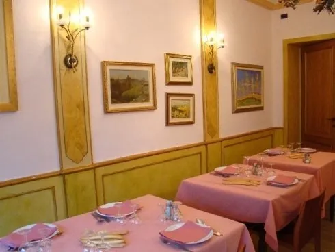interni decorati del ristorante a mondovì