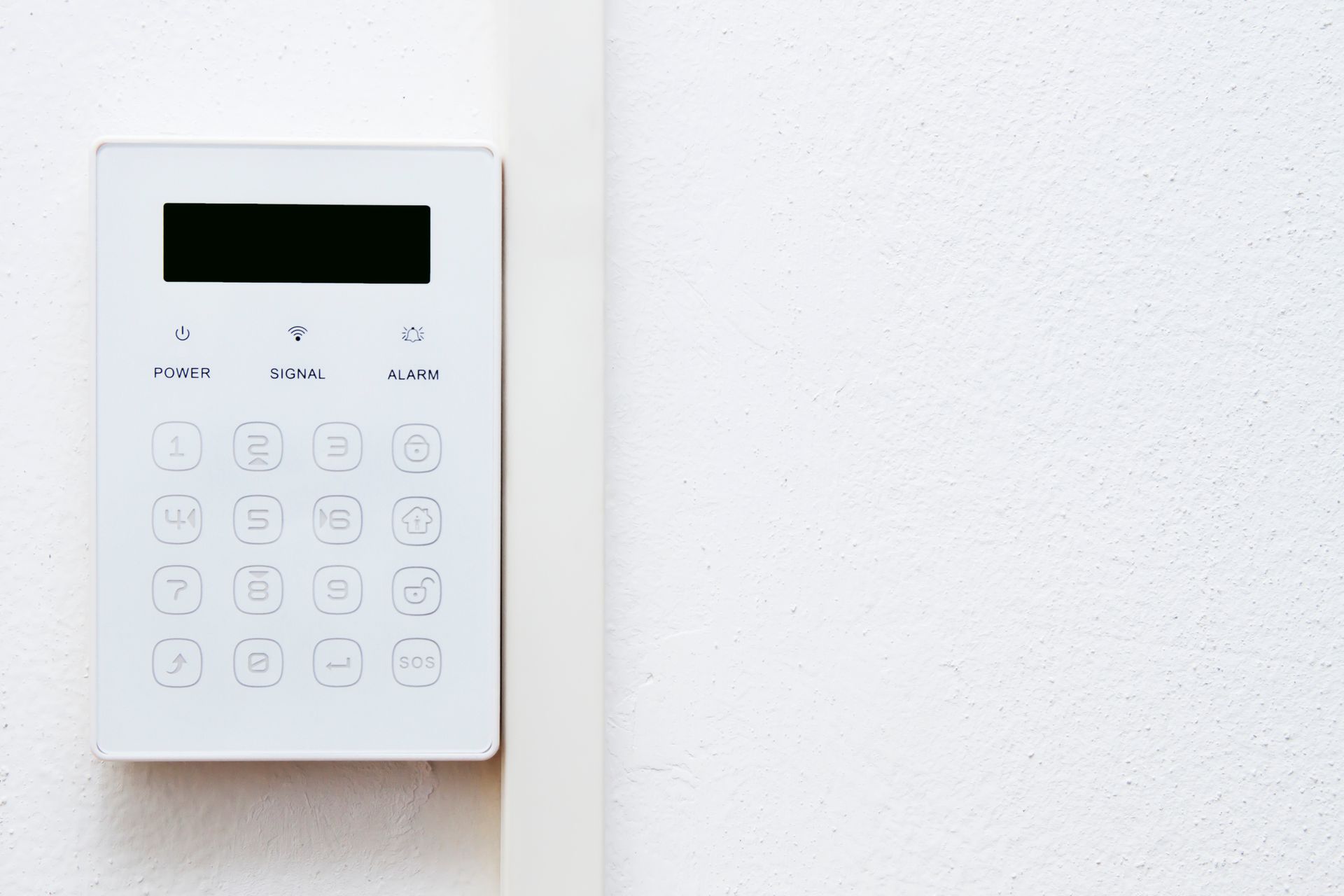 Un sistema di sicurezza bianco è montato su una parete bianca.