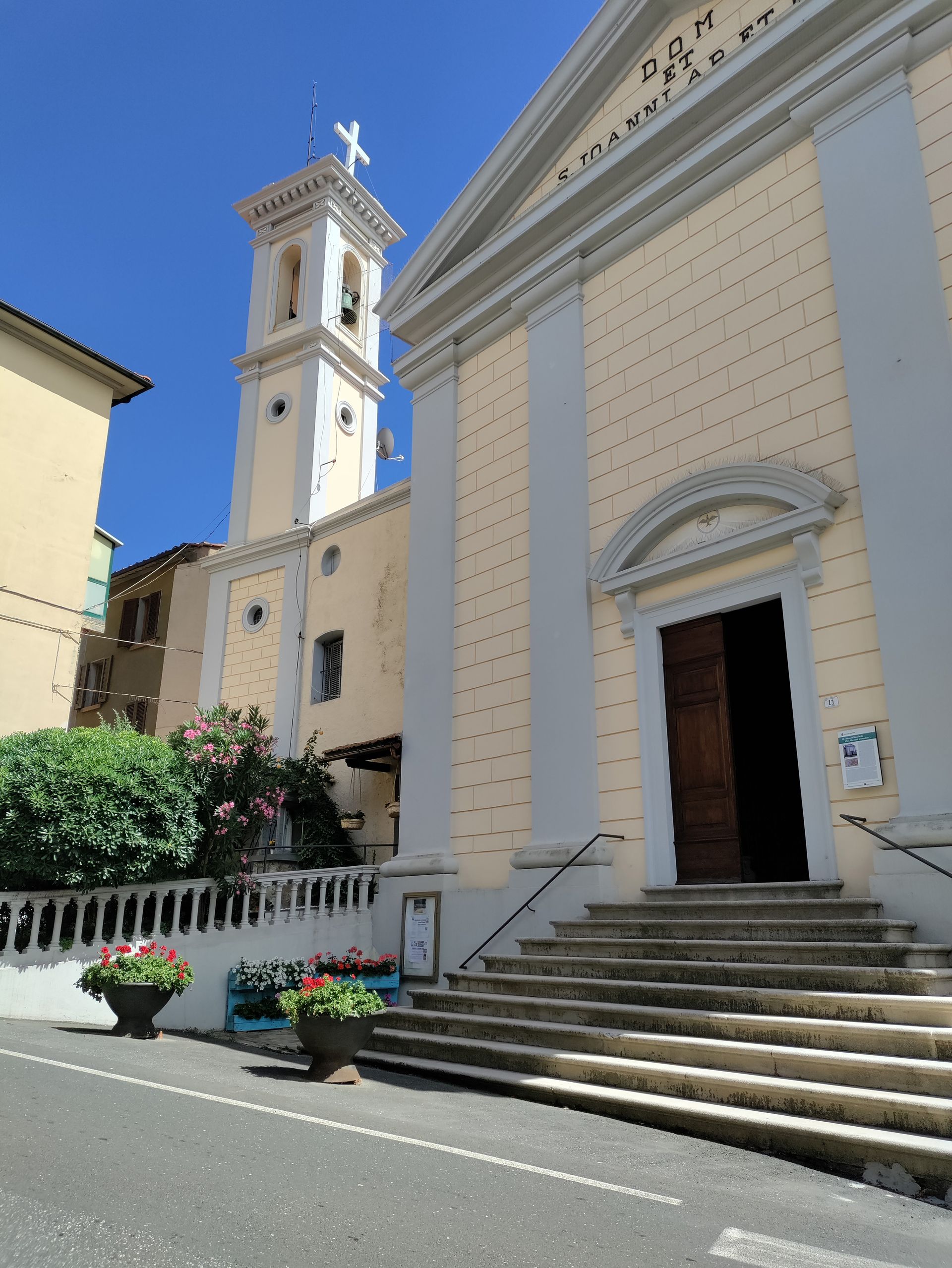Vicolo medievale con arco