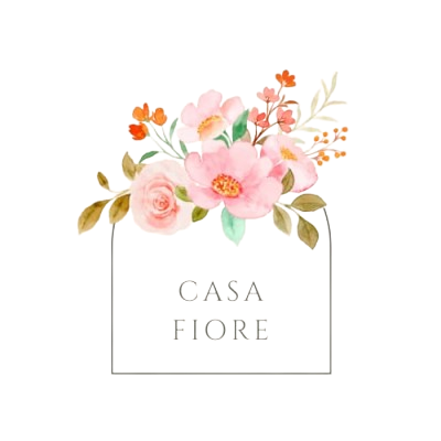 Logo di Casa Fiore con fiori rosa acquerellati sopra una cornice rettangolare; testo